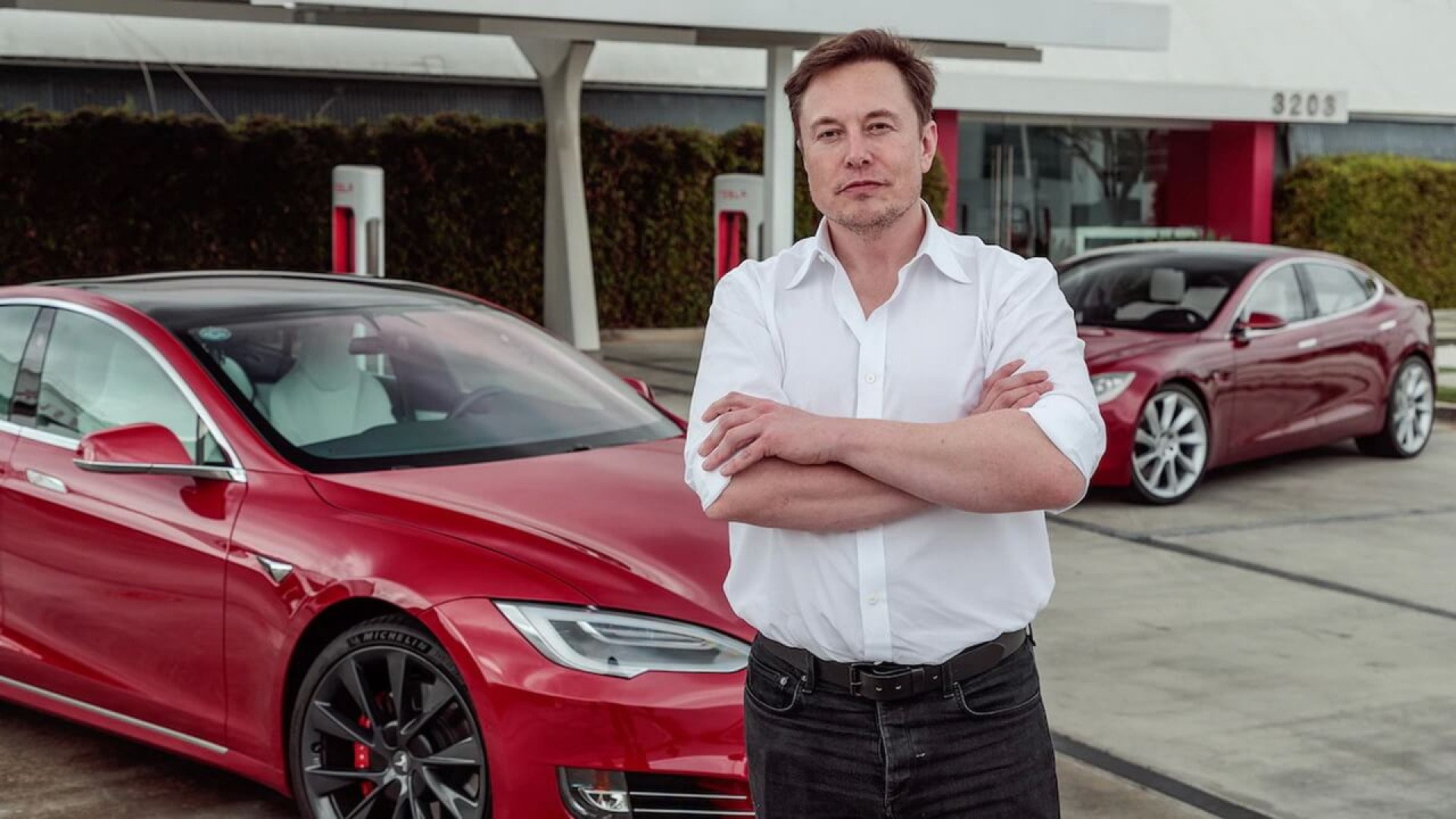 Хакери счупиха Tesla и активираха тайния "режим на Илон", ето какво прави той 