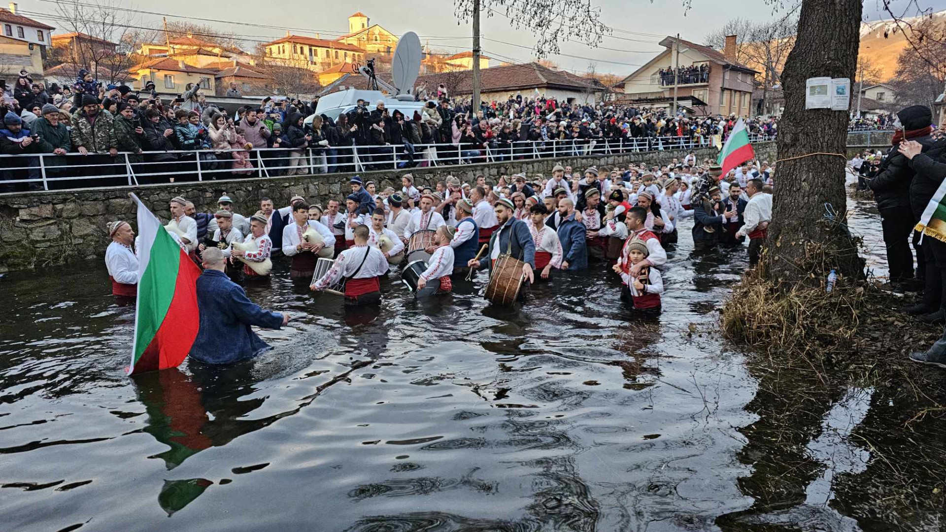 С традиционна песен калоферци извадиха кръста от ледените води на Тунджа СНИМКИ 