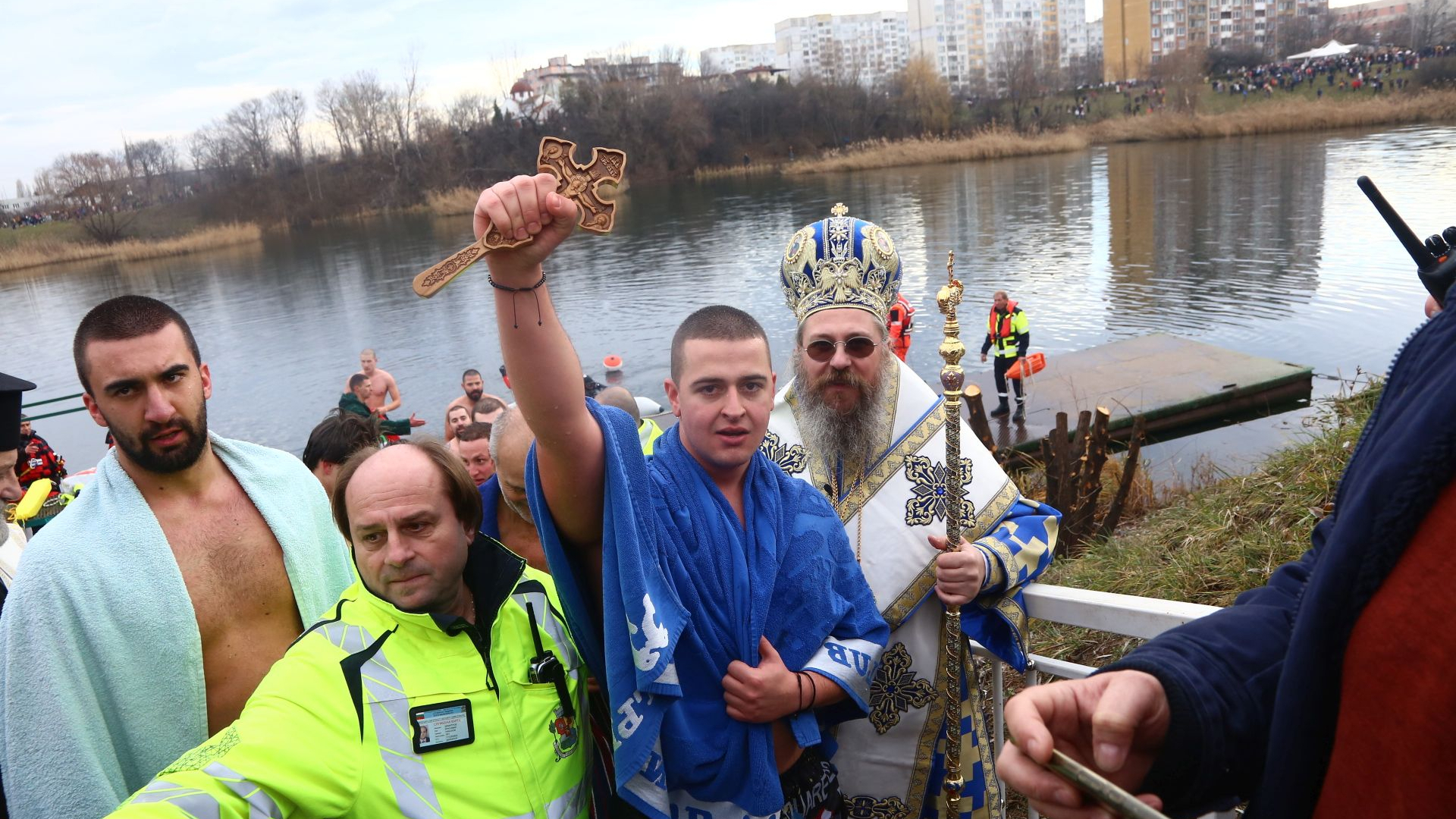 Фоторепортаж в БЛИЦ: Бъдещ пожарникар спаси кръста на Йордановден в София 