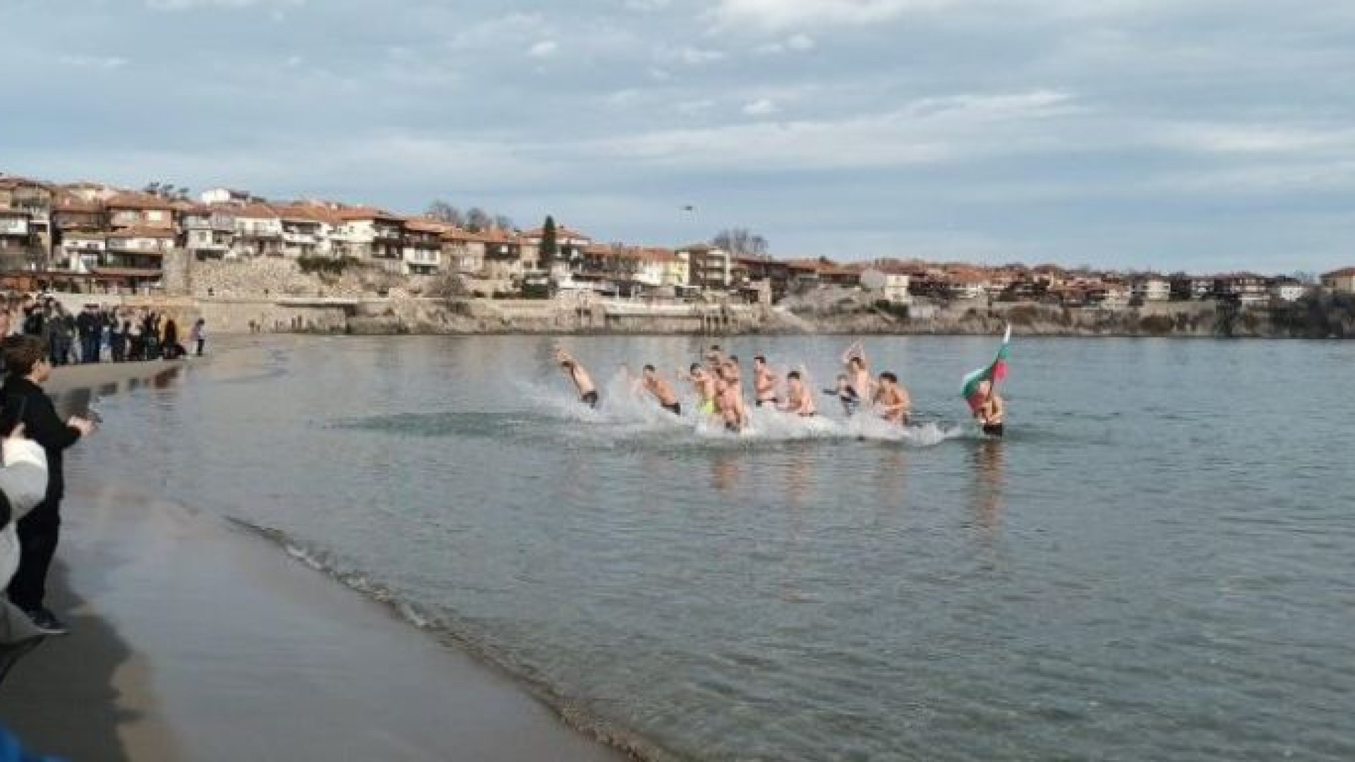 Невиждана поличба с кръста в Созопол, последва нещо неочаквано СНИМКИ