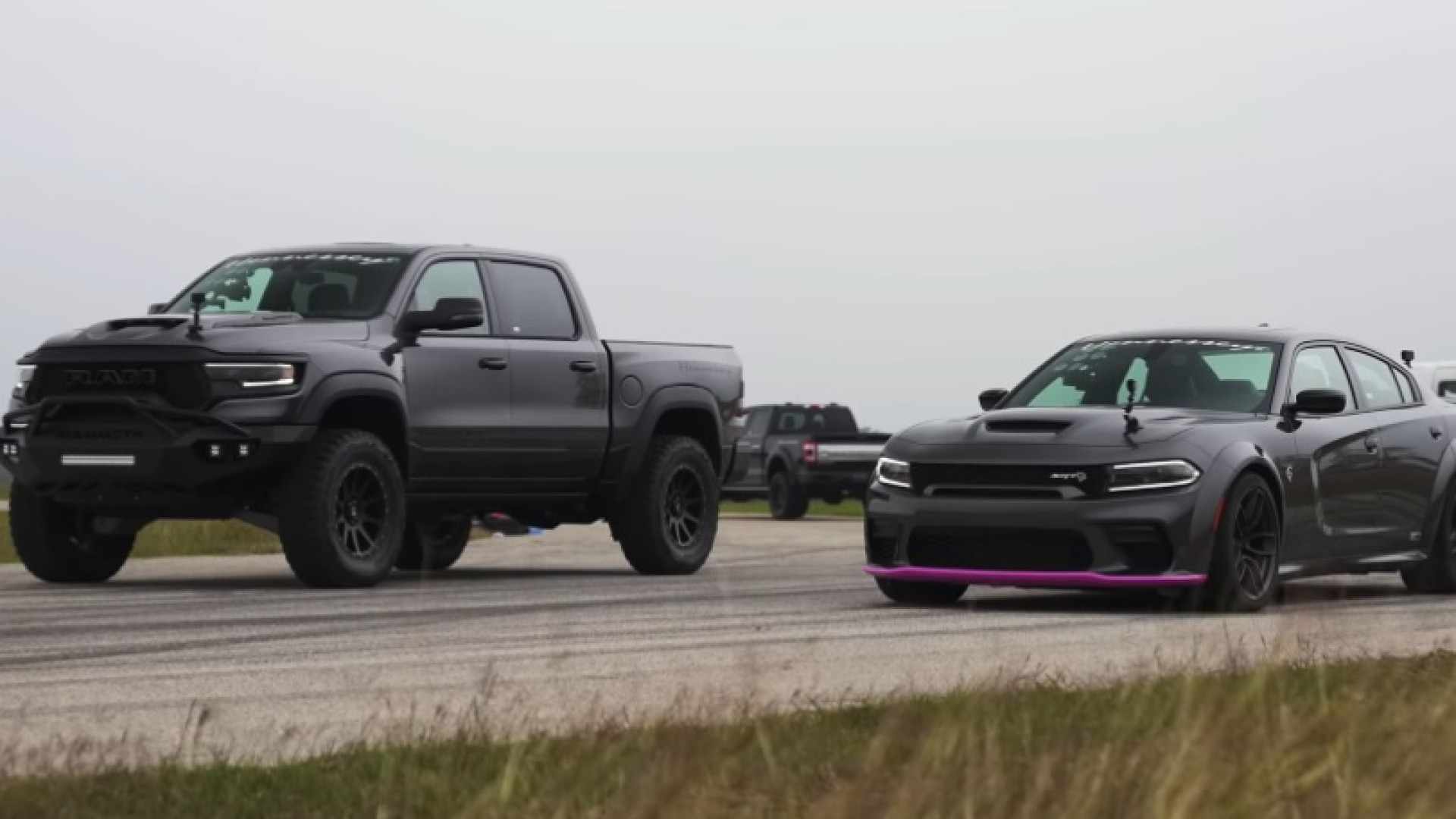 Вижте супер драг дуела между Dodge с 1000 к.с. и Ram с 1012 к.с. ВИДЕО