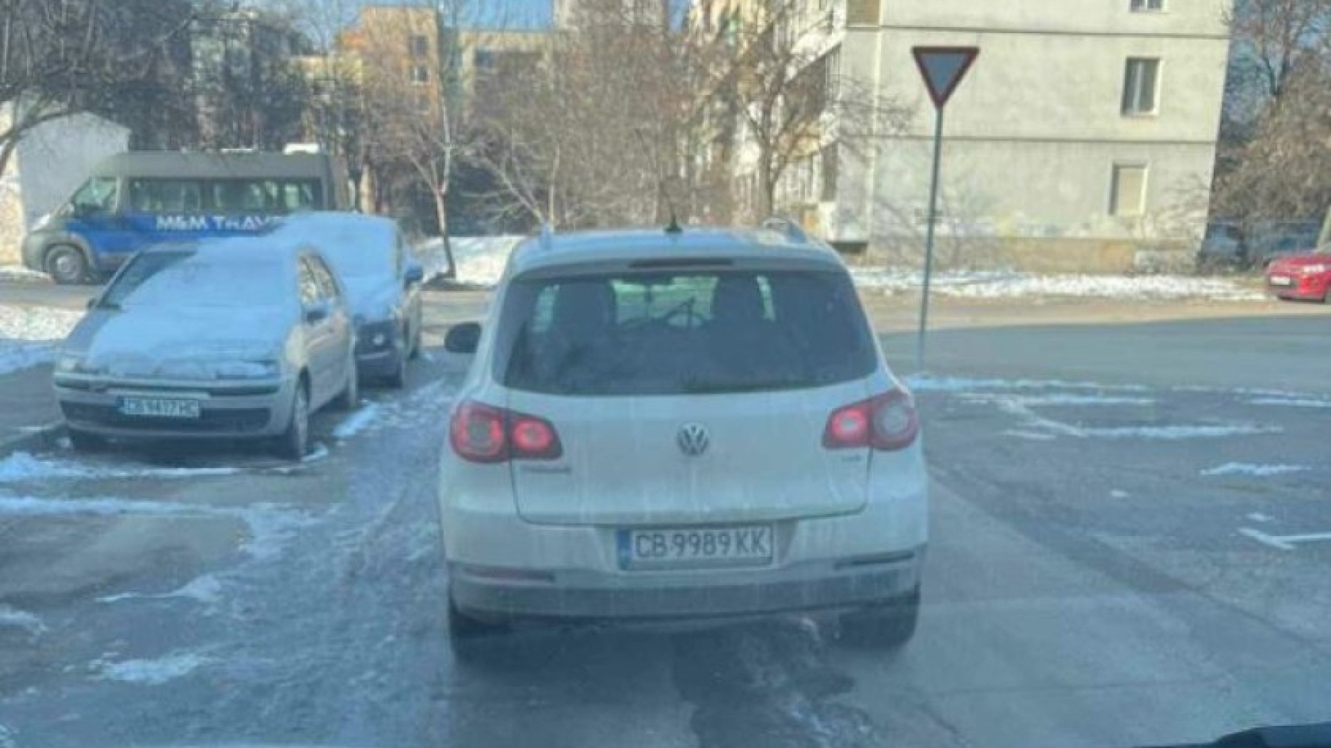 Пълен абсурд в София! Мъж блъсна майка с бебе и избяга, а часове по-късно се появи друг и...