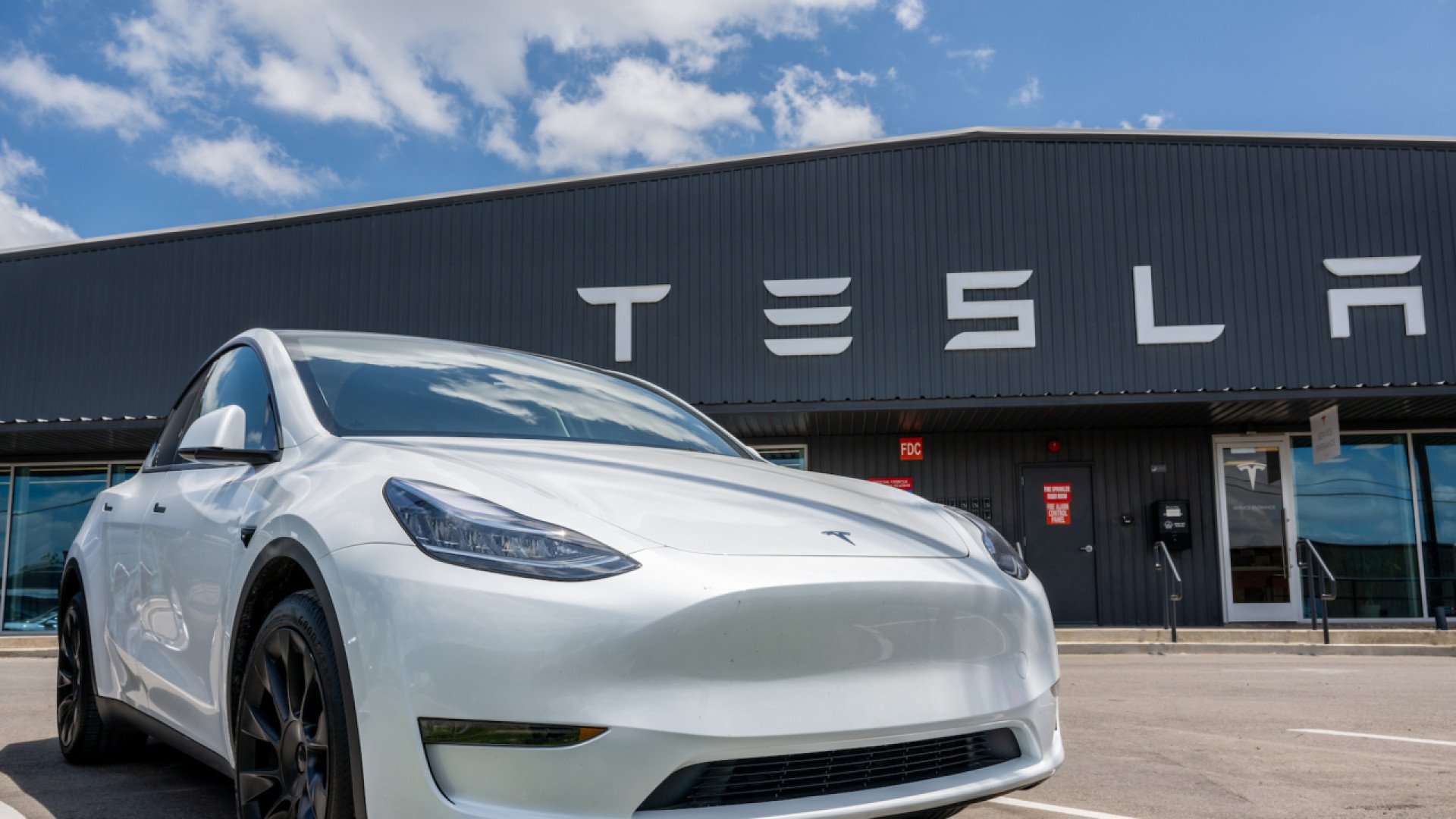 Илон Мъск си скубе косите заради тези новини за Tesla