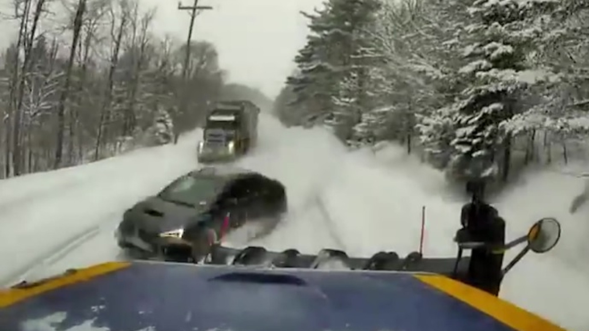 Зрелищни ВИДЕА: Subaru бе разкъсан наполовина в катастрофа със снегорин