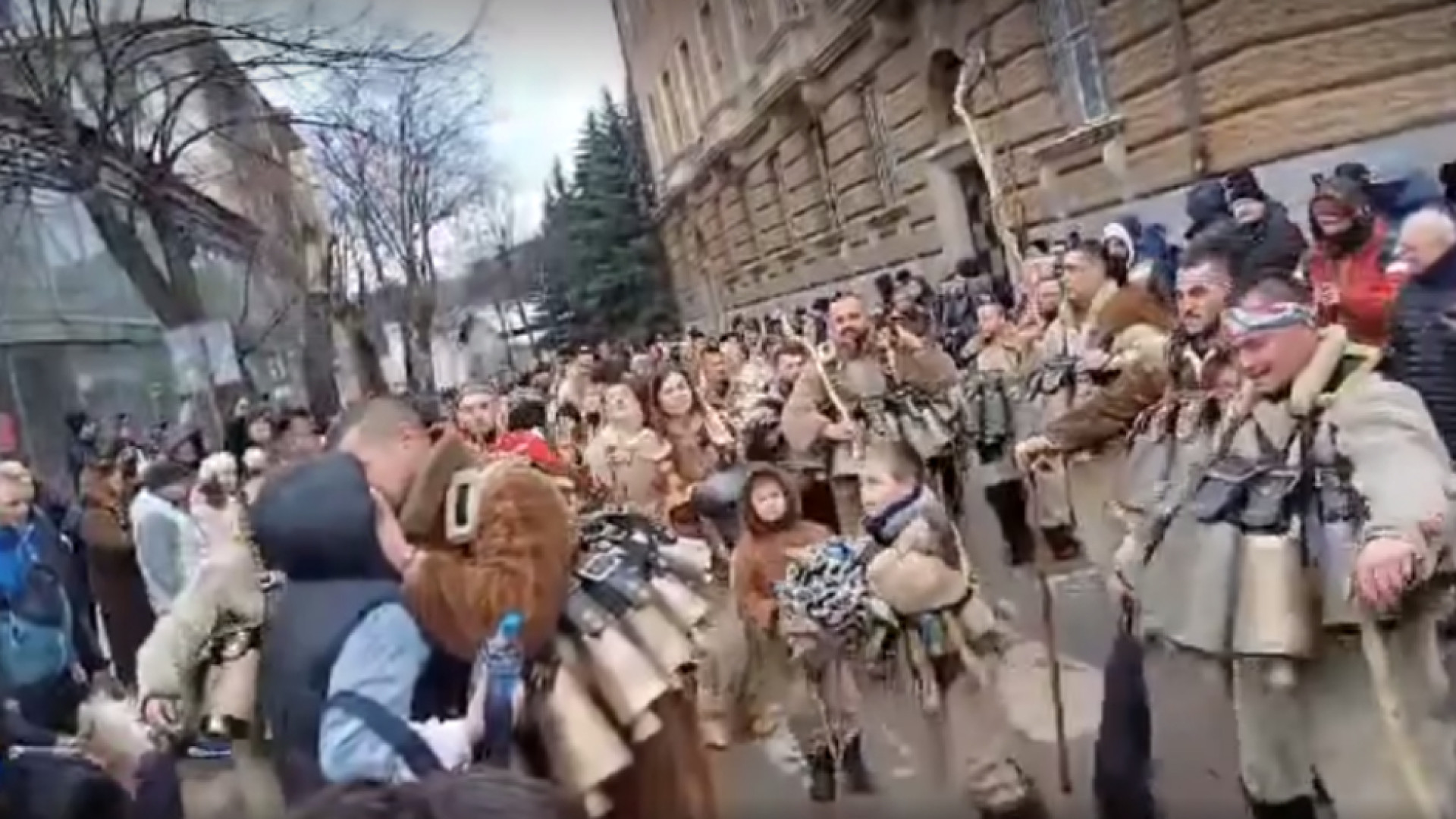 Всички в Перник говорят не за „Сурва“, а за тези луди, млади и влюбени СНИМКИ