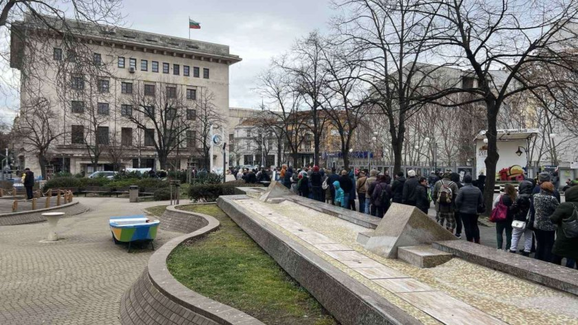 Чудо невиждано в Бургас! Извиха се дълги опашки за безплатни... СНИМКИ