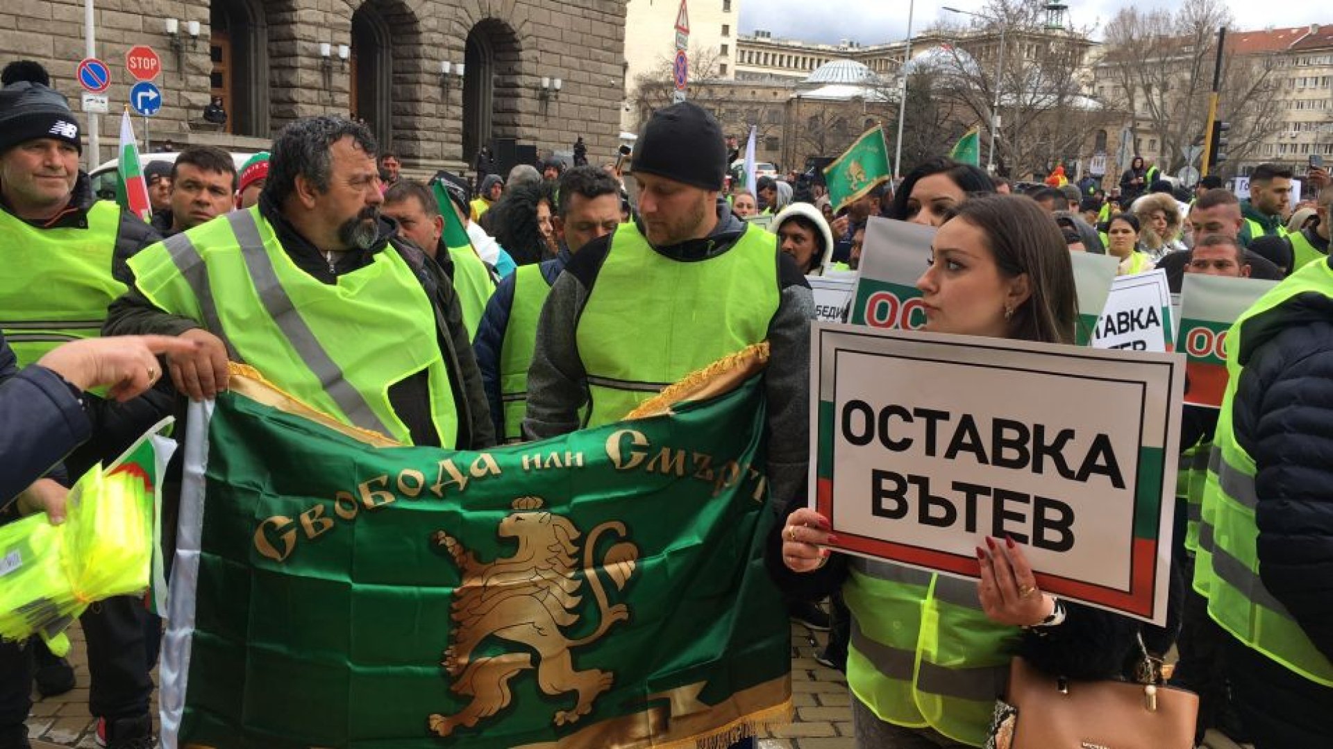 София е под блокада, а в центъра ври и кипи СНИМКИ