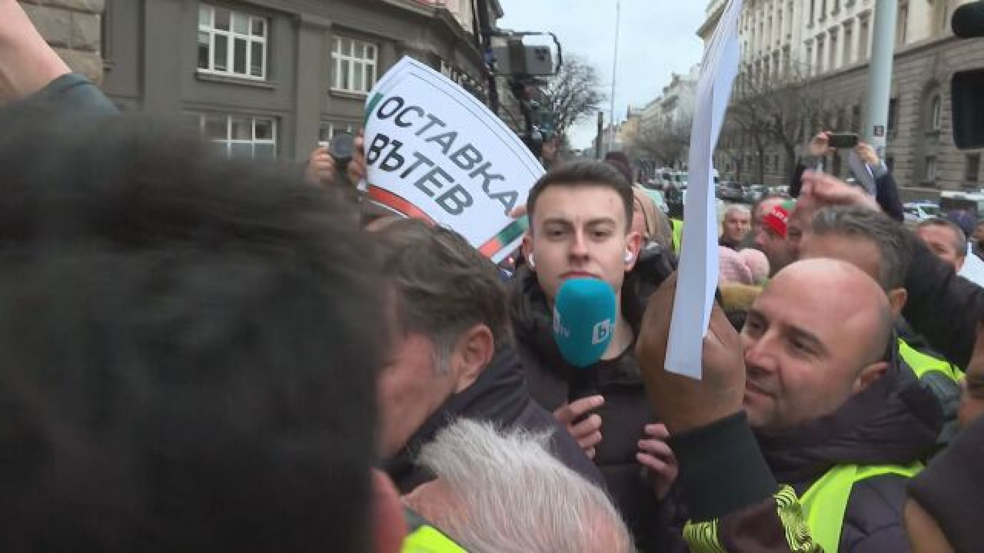 Грозен екшън на земеделския протест пред Министерския съвет ВИДЕО