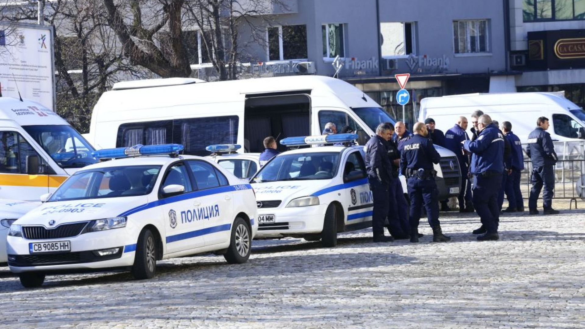 Пред столичен мол гъмжи от линейки и полиция, тече евакуация 