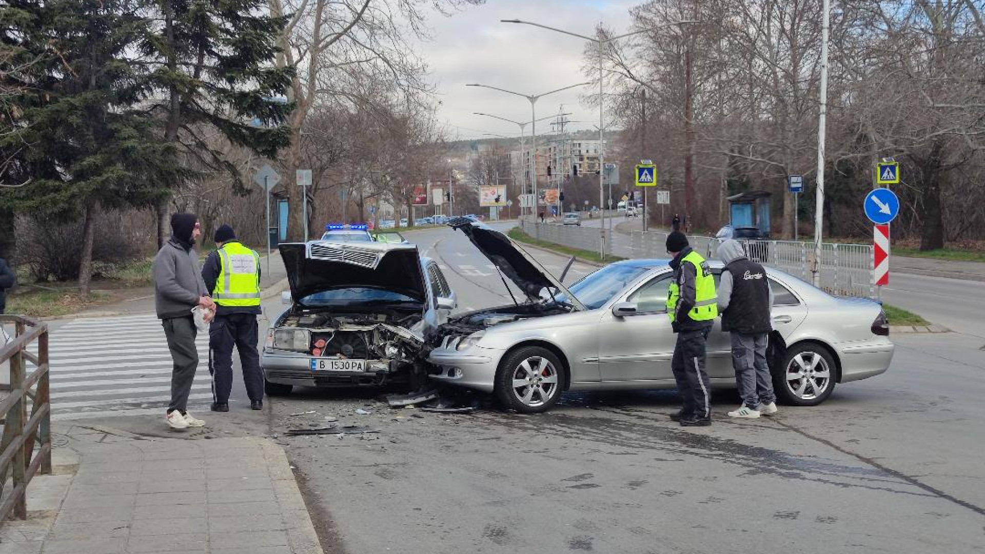 Два Мерцедес-а се помляха във Варна, а единият шофьор...