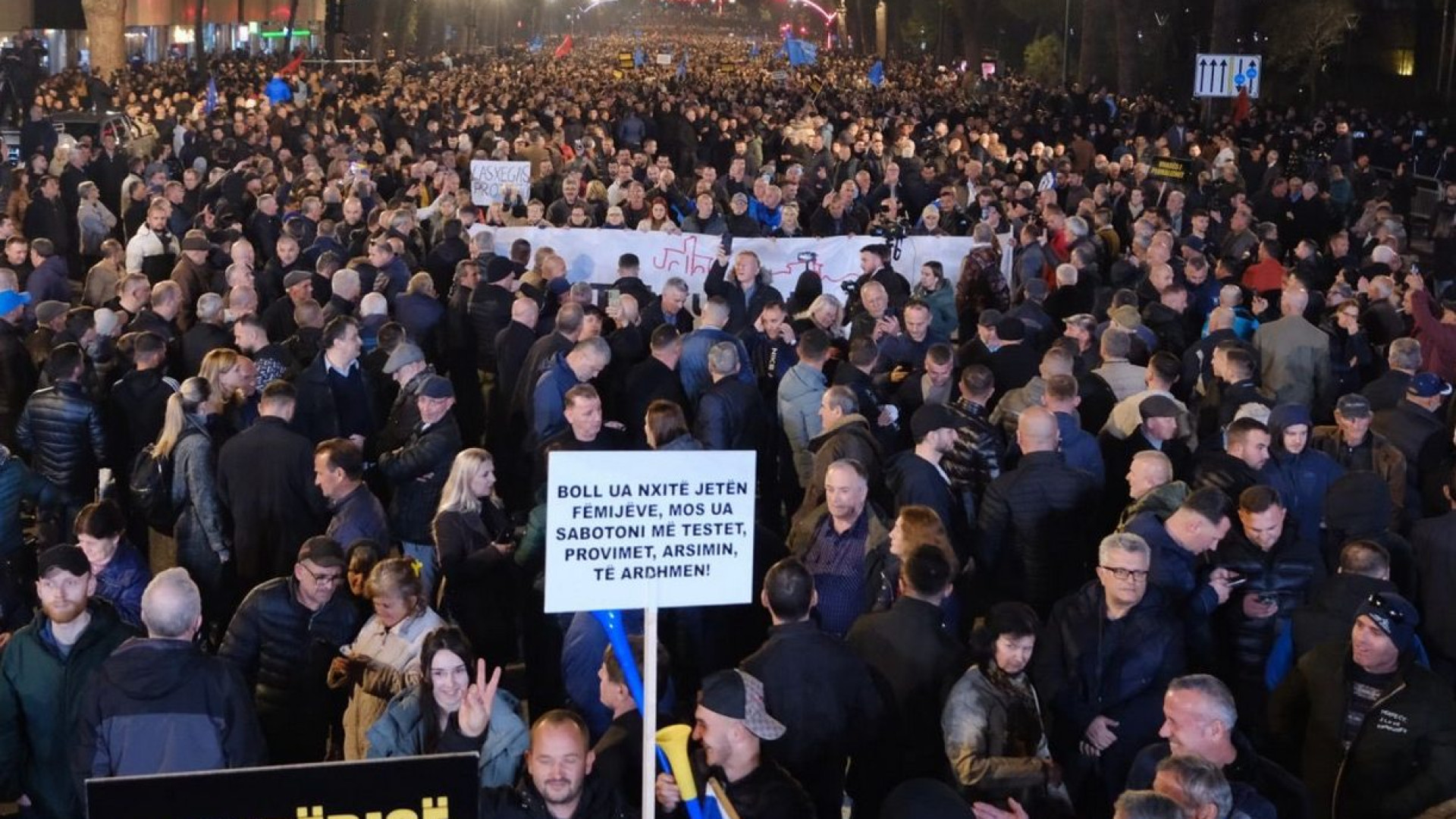 В Албания става страшно, Тирана потъна в хаос насред протести 