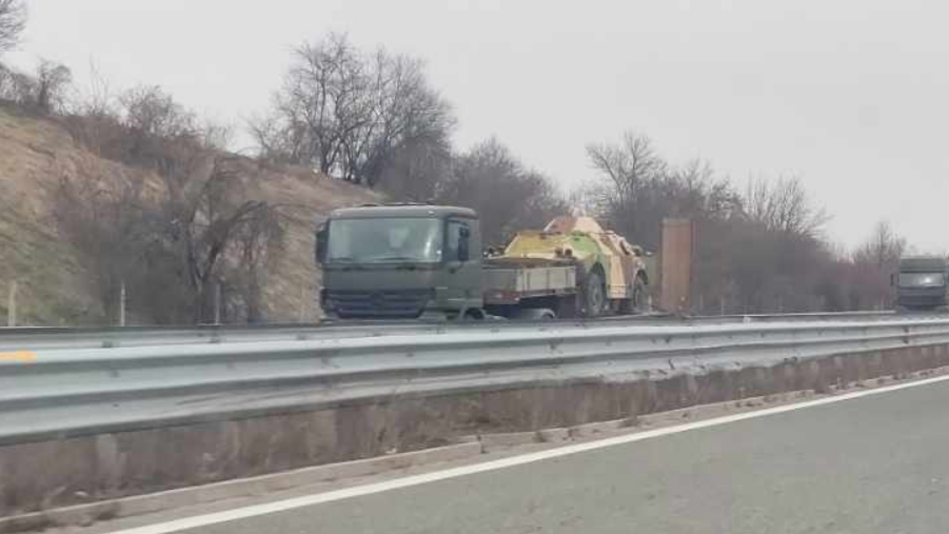 Само в БЛИЦ: Какво става на АМ „Хемус“, бойни колони пътуват към... СНИМКИ