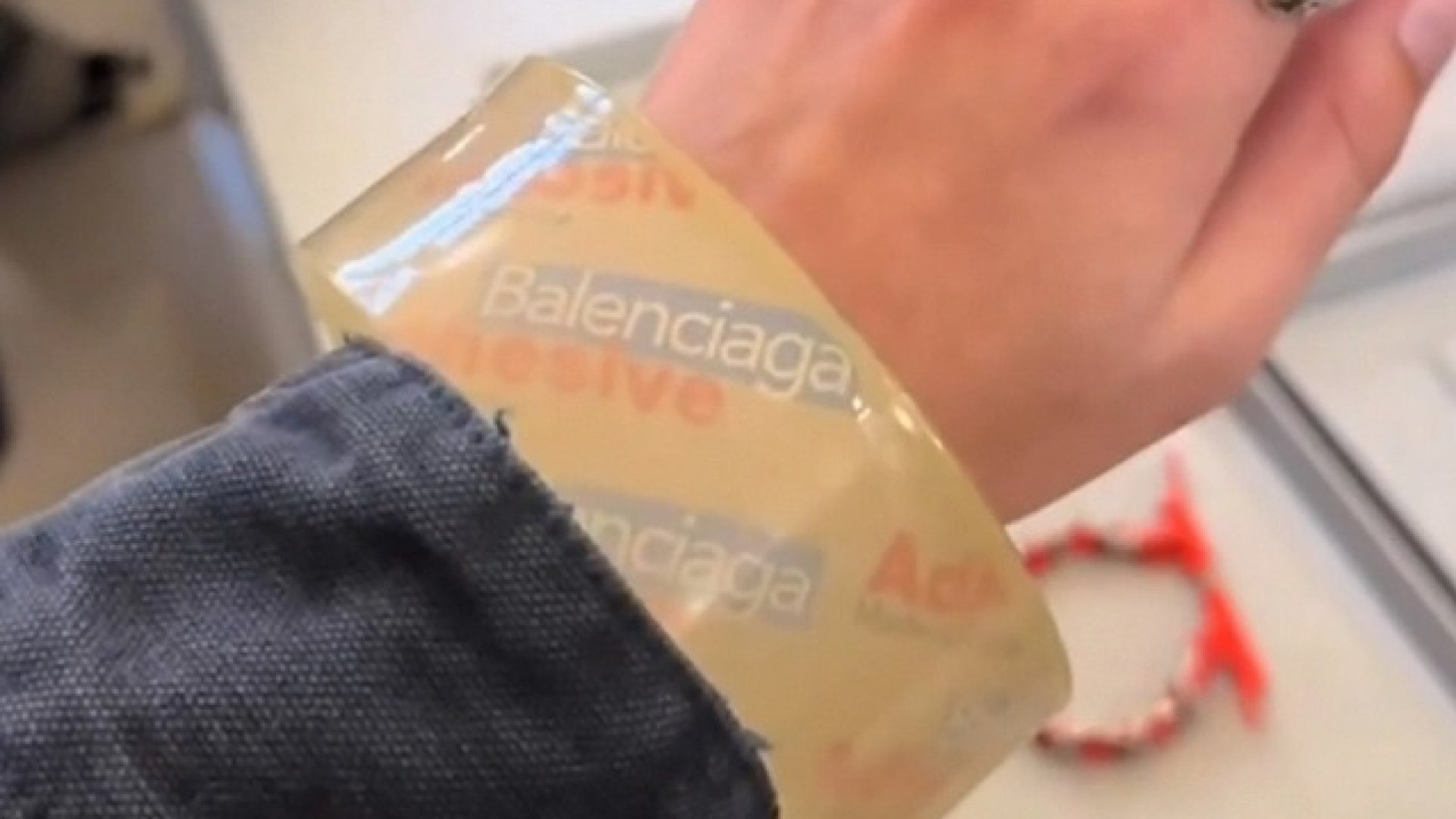 Не е за вярване каква гривна за 3000 евро представи Balenciaga ВИДЕО