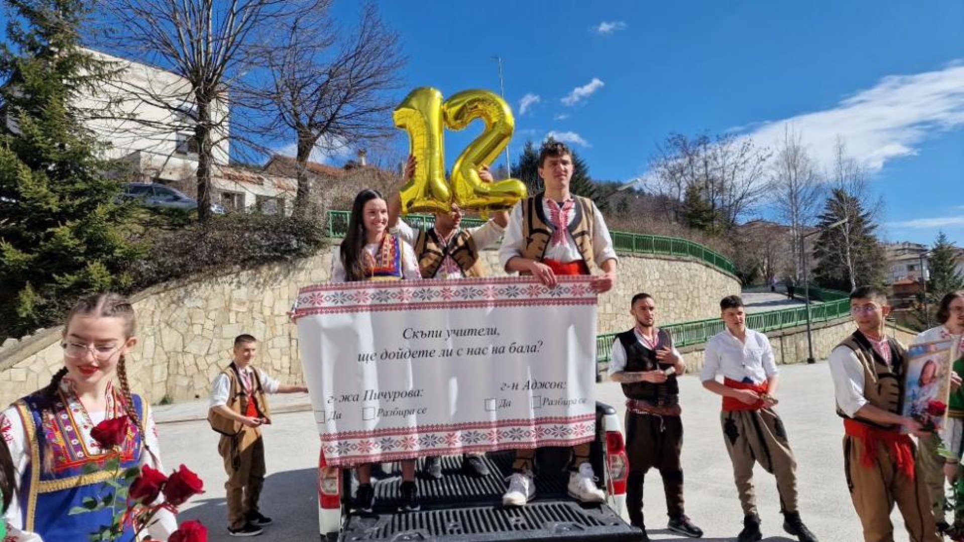 Абитуриенти от Смолян смаяха с решение, какво направиха в двора на школото СНИМКИ 