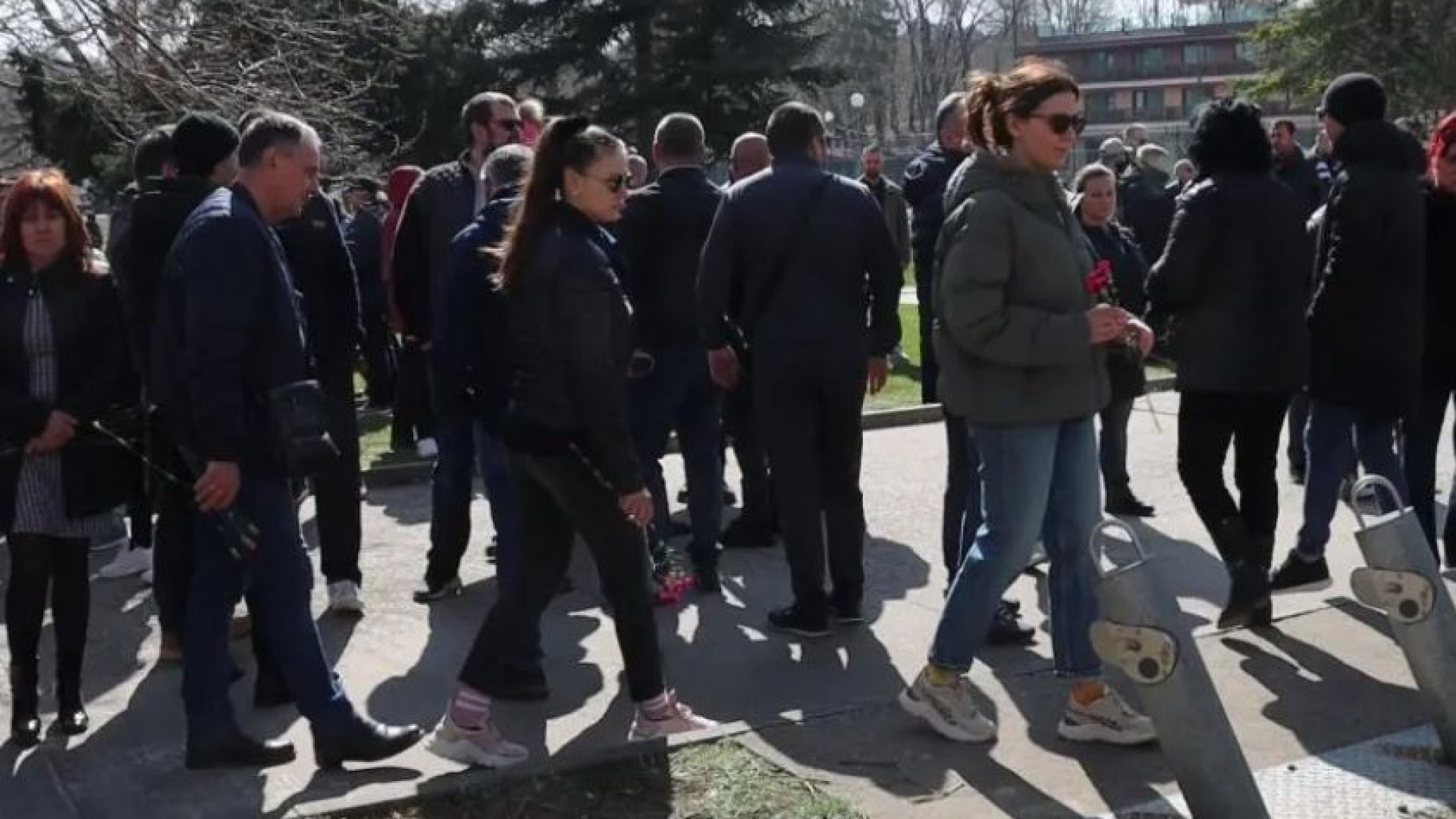 Добрич още клокочи заради клането на Живко, всички заобикалят парка 