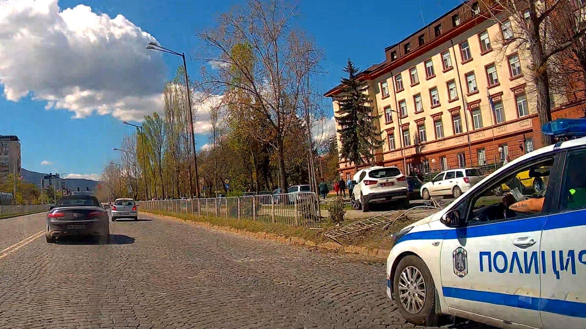 Първо в БЛИЦ: Зрелищна катастрофа с дипломатически джип пред Софийски районен съд СНИМКА