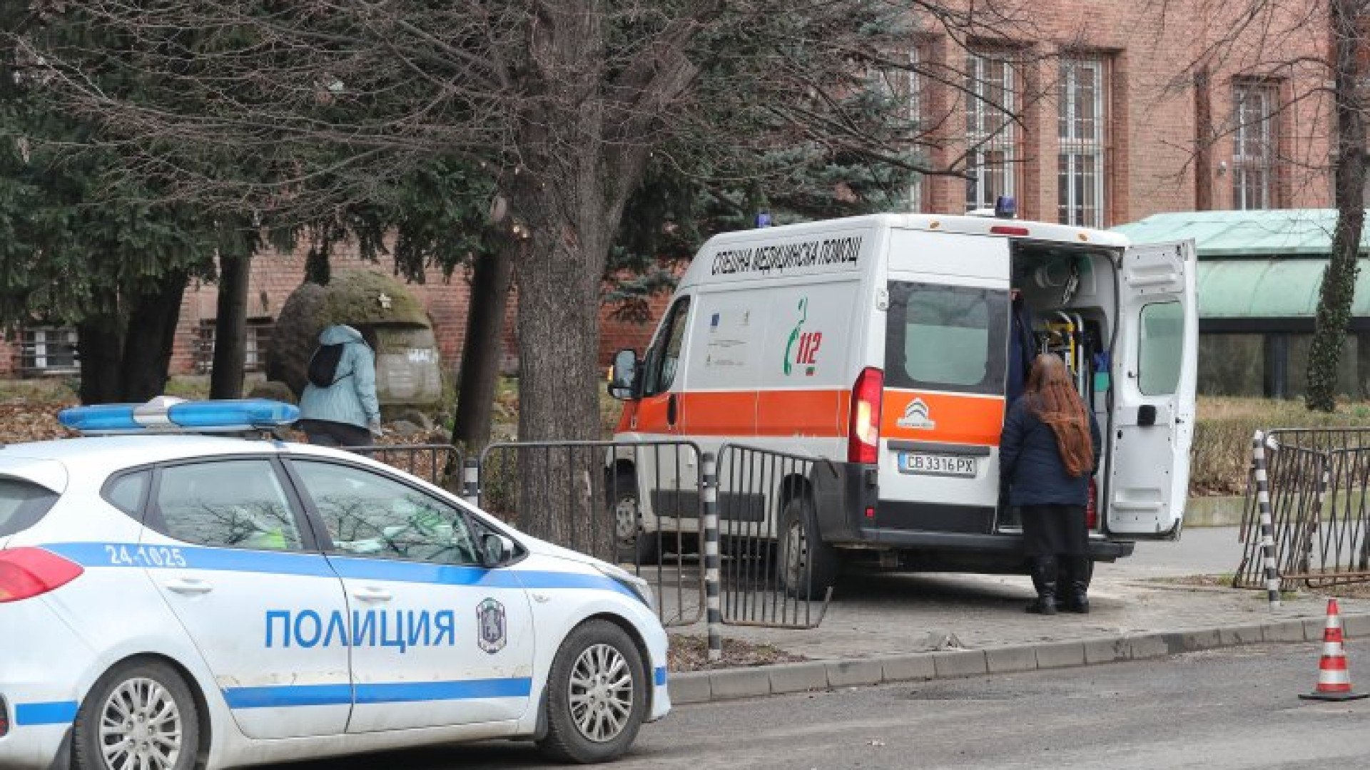 Първо в БЛИЦ! Кървав ужас в "Овча Купел" в София, линейки хвърчат към мястото