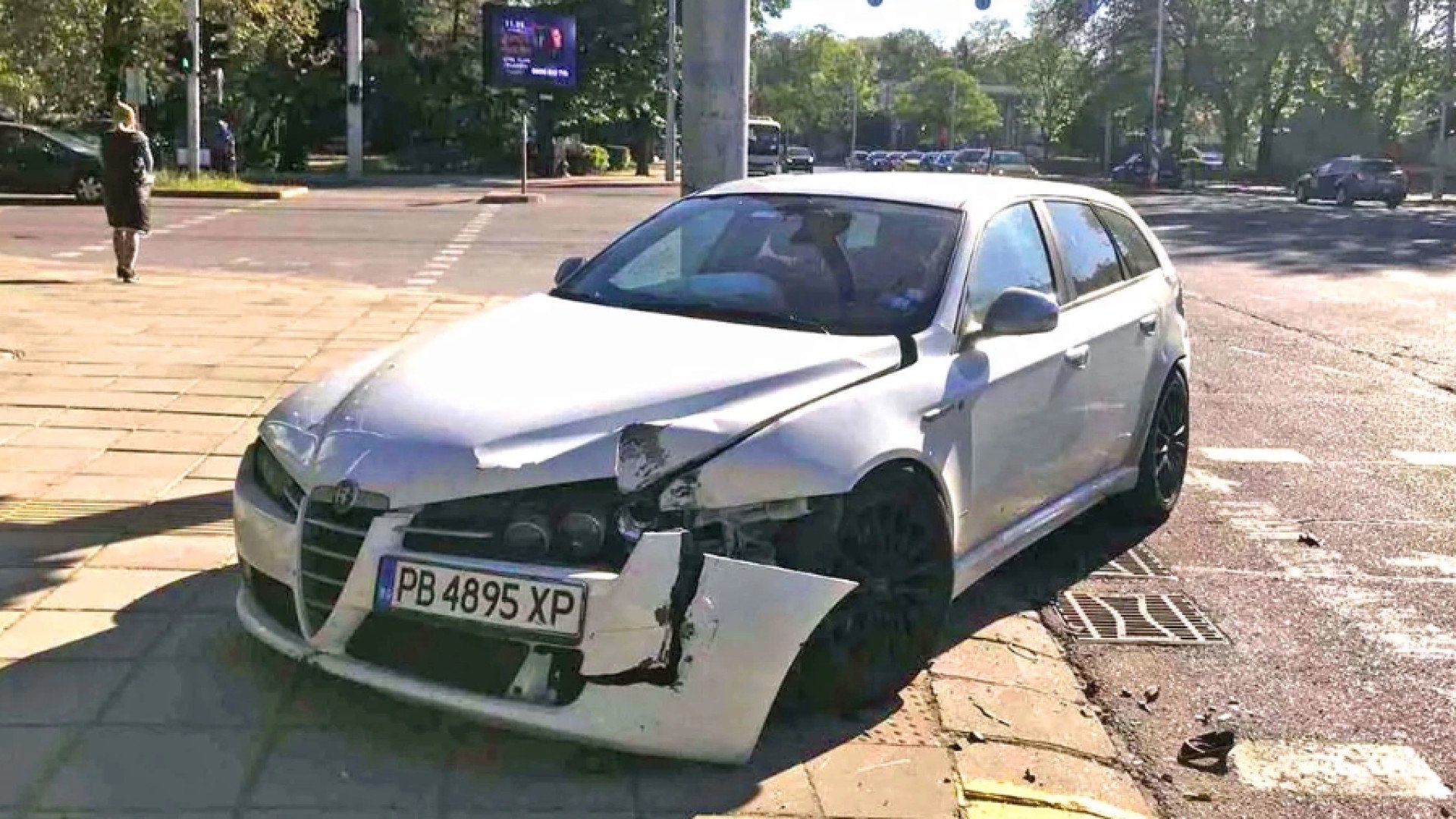 Автобус и кола се нацепиха в Пловдив, а пътниците...