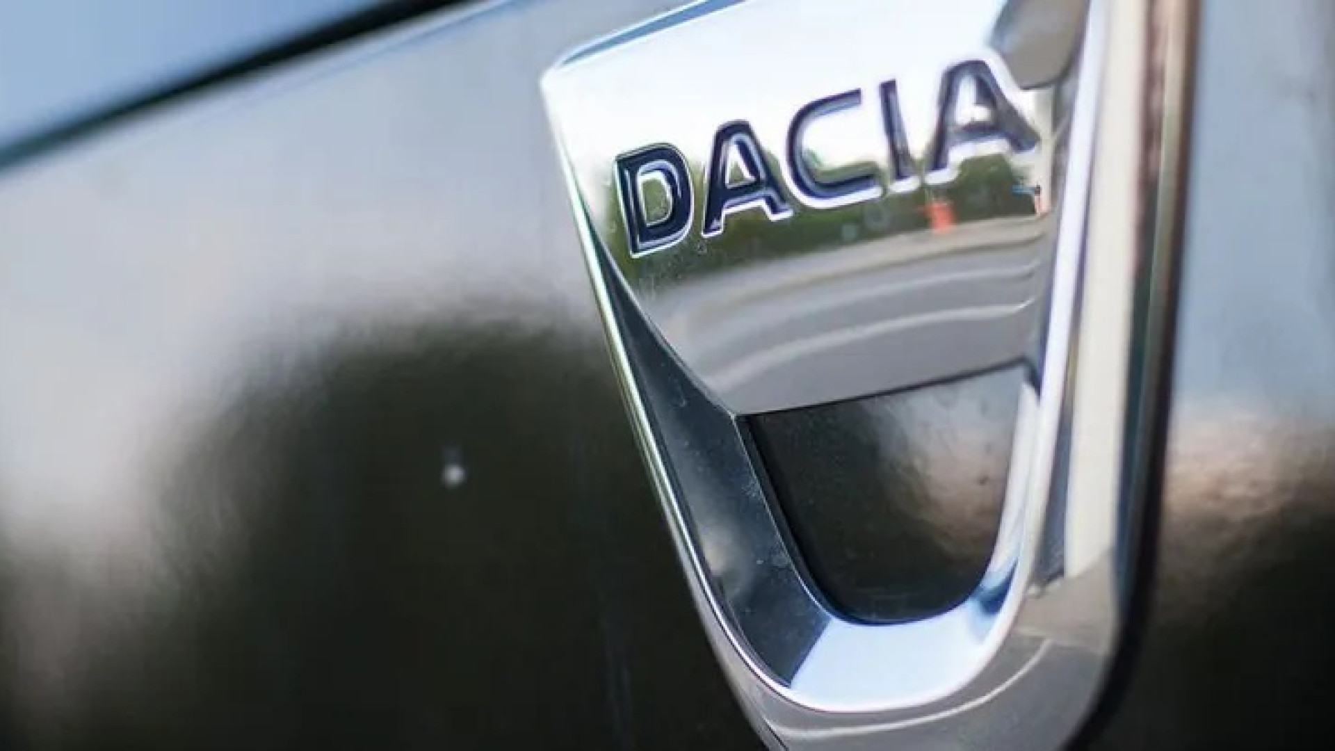 Феновете на Dacia полудяха от секси колата, която им готви марката 