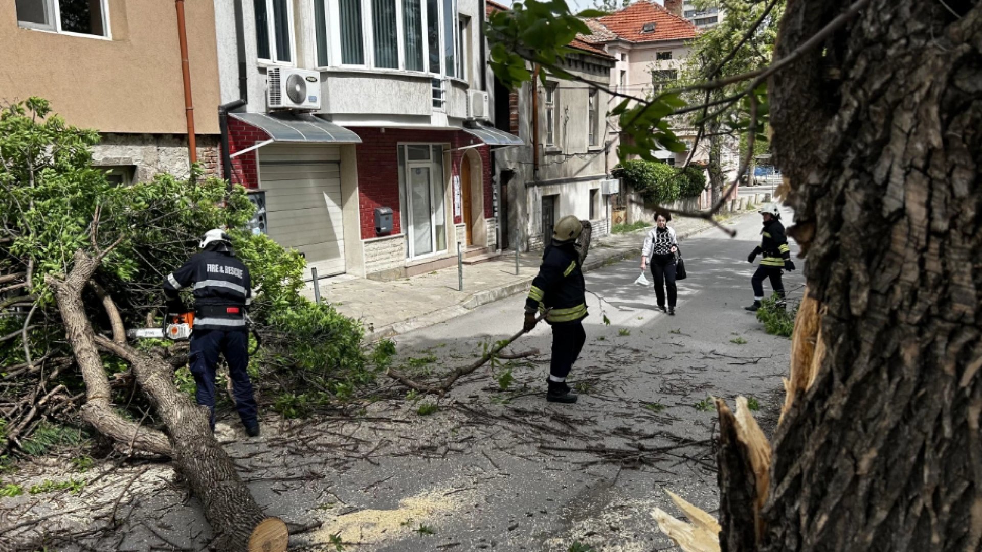 Ураганен вятър причини голяма беля в Хасково, викат пожарни по спешност