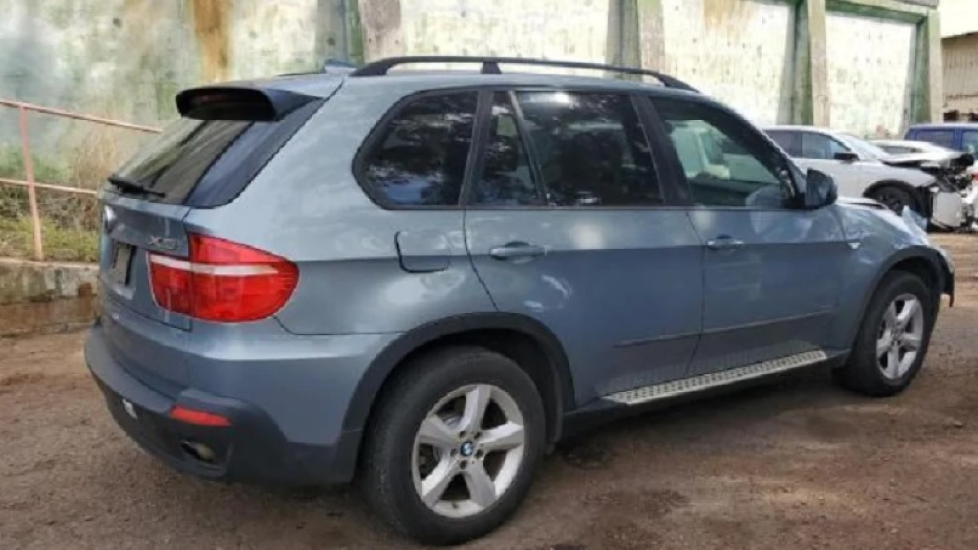 Къде се продават използвани BMW X5 само за 5 долара СНИМКИ