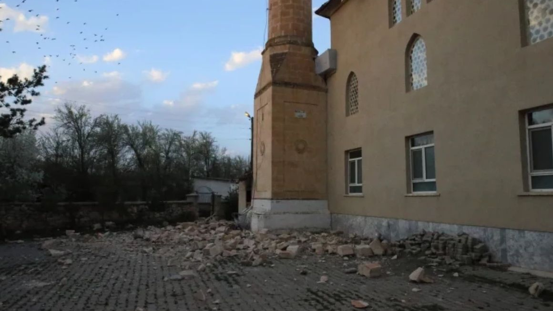 Земетръсна буря в Турция, хората още са в паника! Апокалиптични СНИМКИ