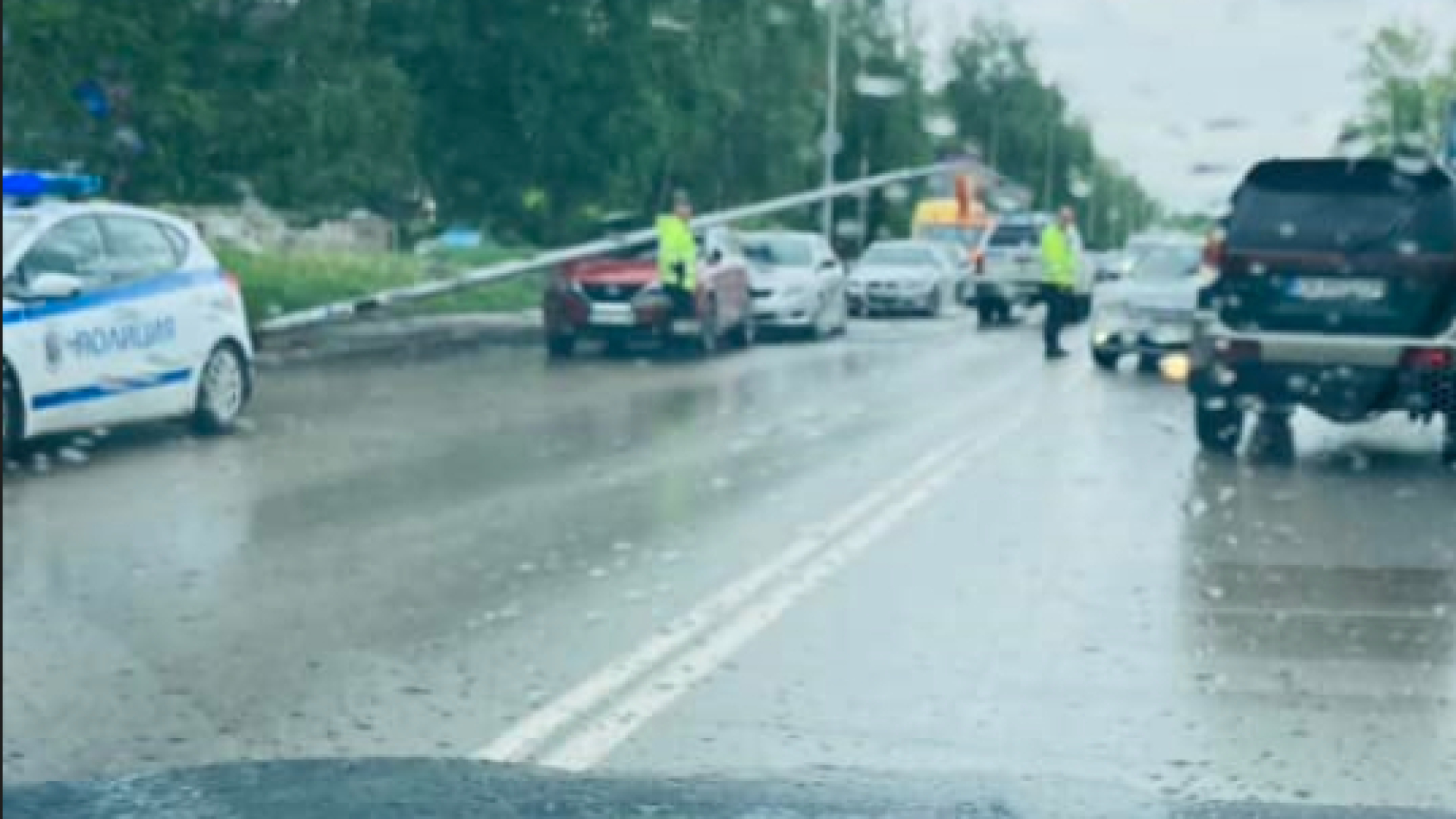 Кран с вдигната стрелка помита всичко наред в „Студентски град“, закачи стълб и стана страшно СНИМКА