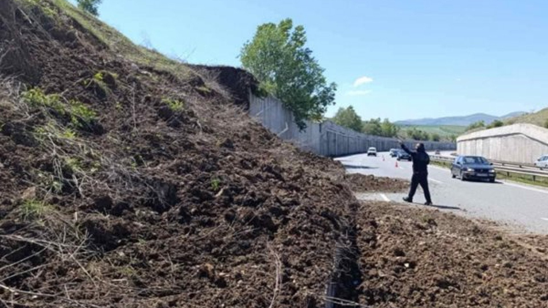 Внимание: Подпорна стена затапи АМ "Струма"  