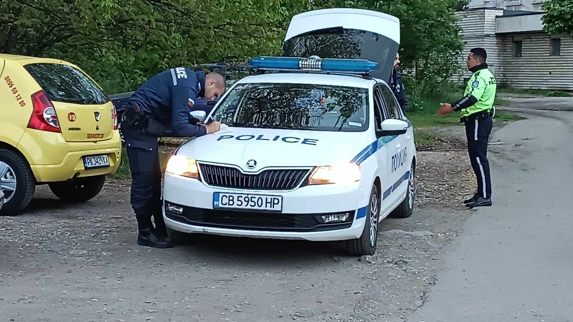 Арести, дрога и пари в кеш след полицейска хайка във Варна 