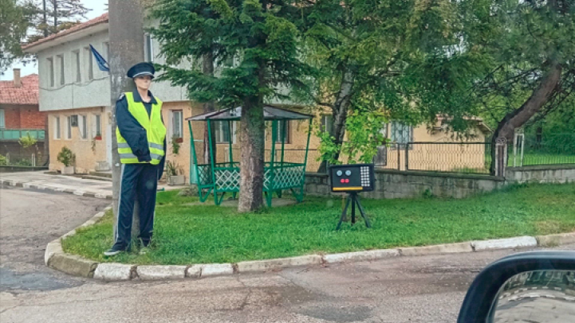 СНИМКА от наше село изби рибата, изкараха полицейска кукла на улицата и...