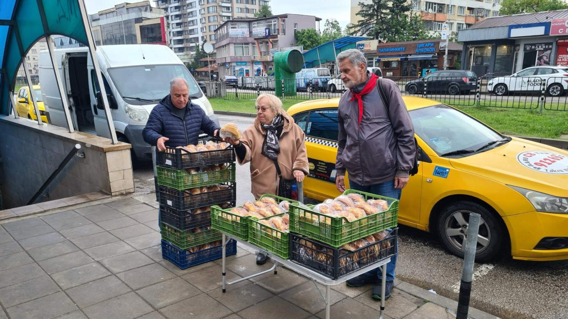 Софийските социалисти зарадваха хората с козунаци и продукти от първа необходимост