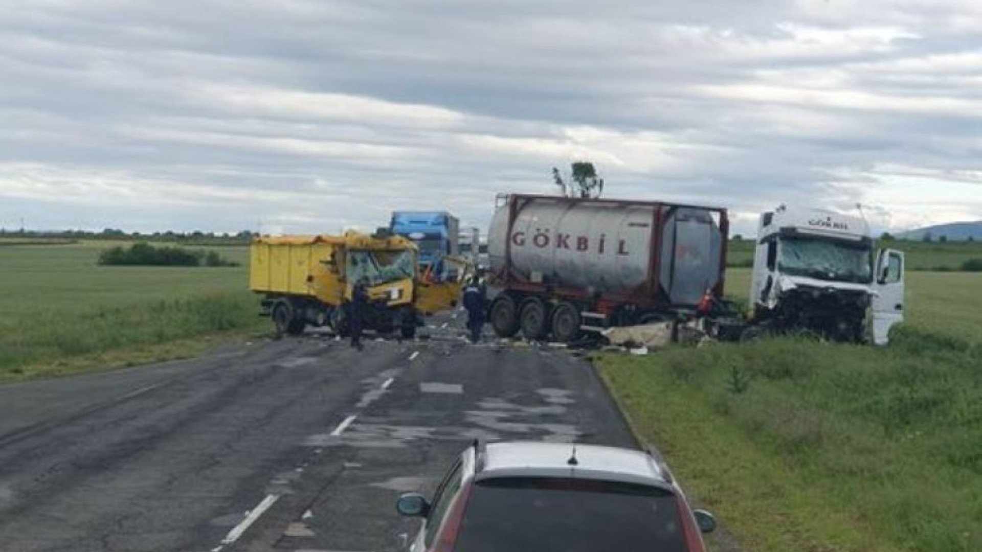 Два камиона се блъснаха, блокираха път СНИМКА