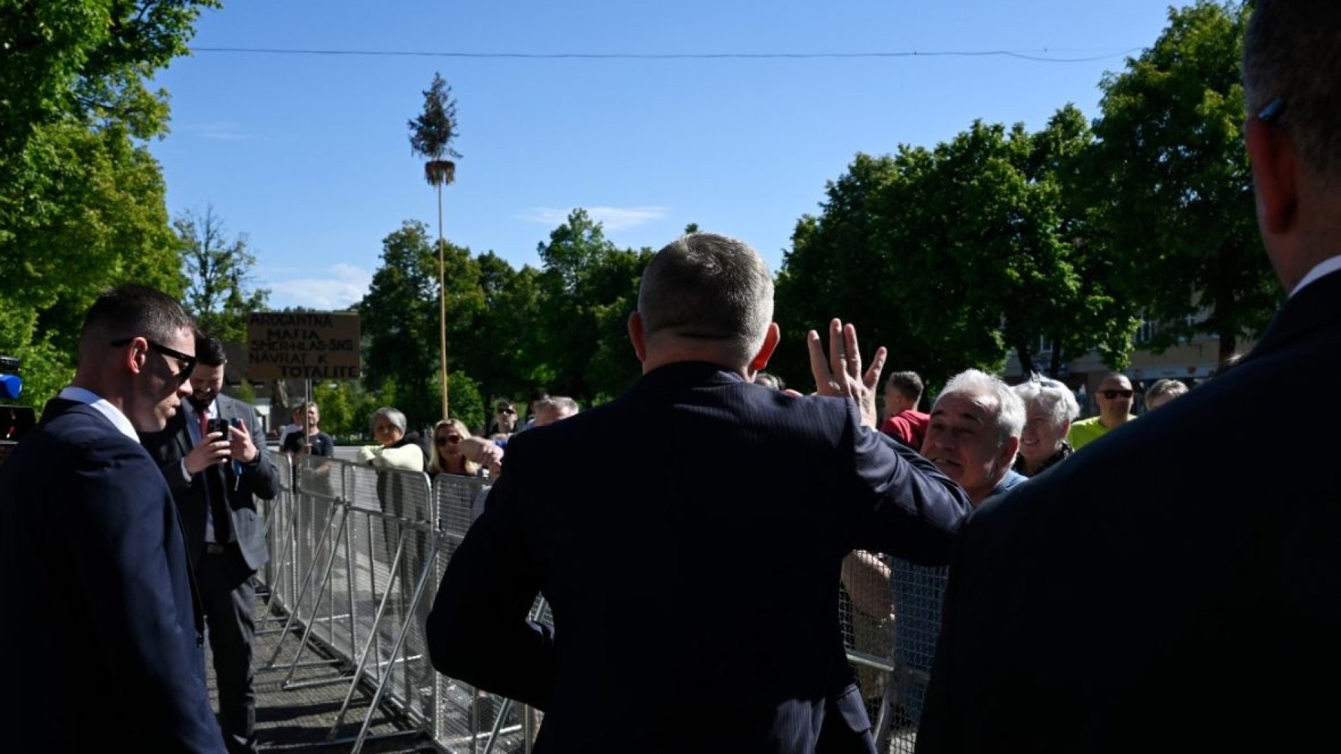 Журналист посочи огромен пропуск, заради който Фицо беше прострелян 