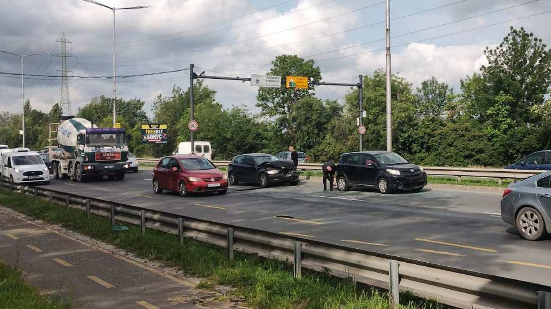 Адско меле на оживен булевард в Бургас, тапата е огромна СНИМКИ