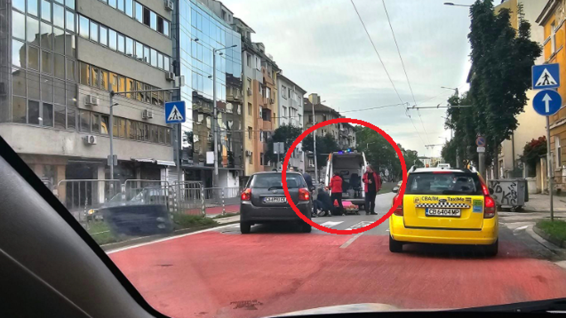 Първо в БЛИЦ! Извънредна ситуация на ключов столичен булевард, човек лежи на земята СНИМКА 18+