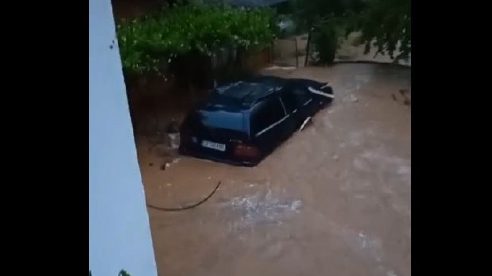 Потоп в Рибарица, водата влезе в къщите на хората ВИДЕО