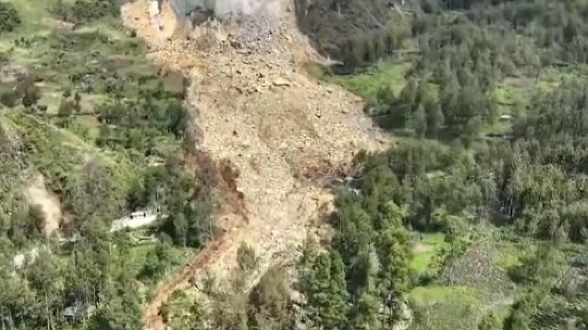 Ужас: Свлачище погълна цяло село! Загинаха стотици ВИДЕО