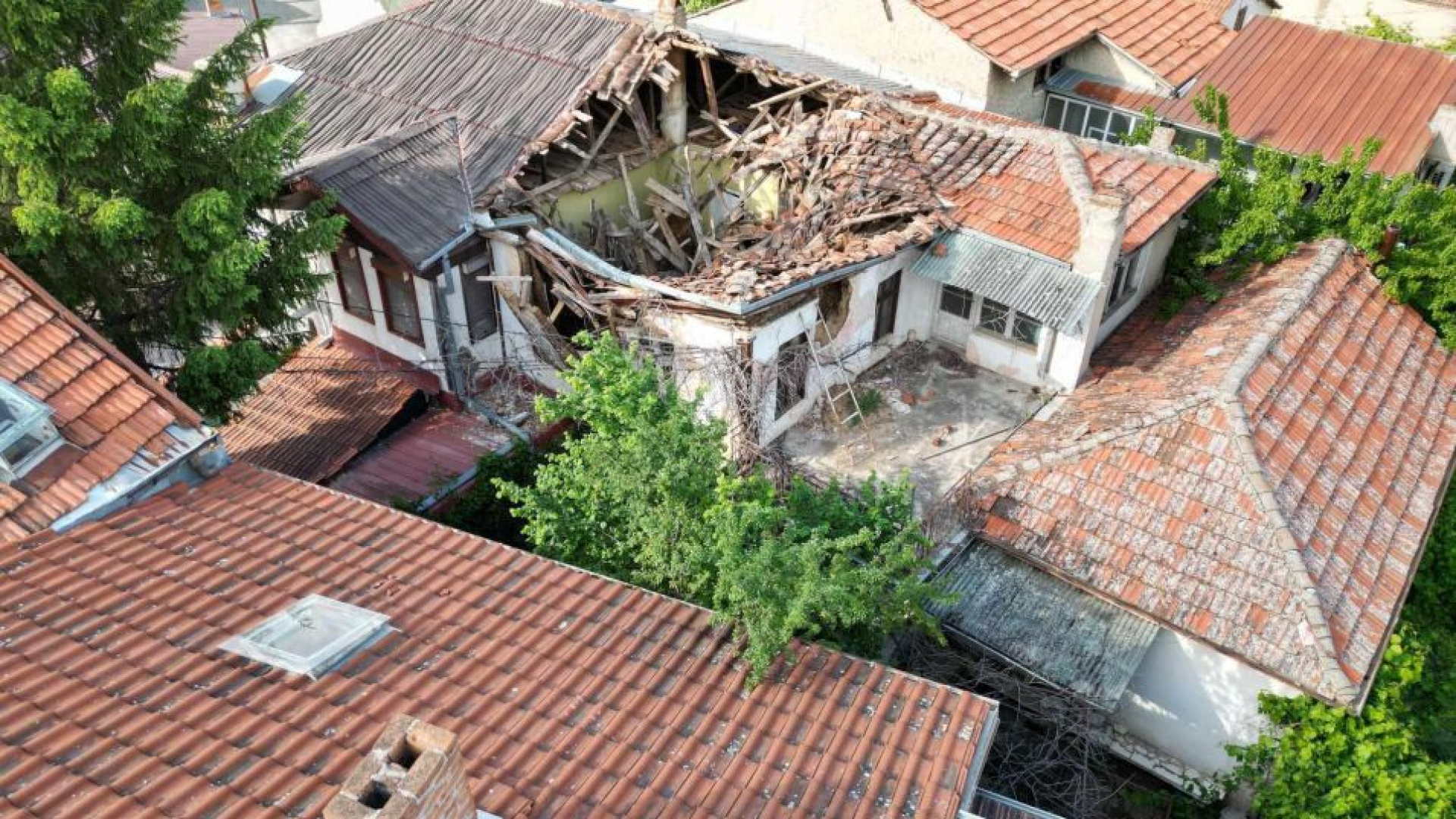 Наследник на Талев взима крайни мерки за разрушената къща, плаши с гърмежи