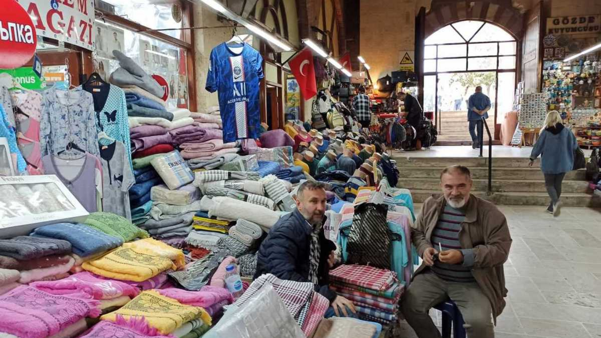 Търговците в Одрин реват: Сваляме цените, а българите...