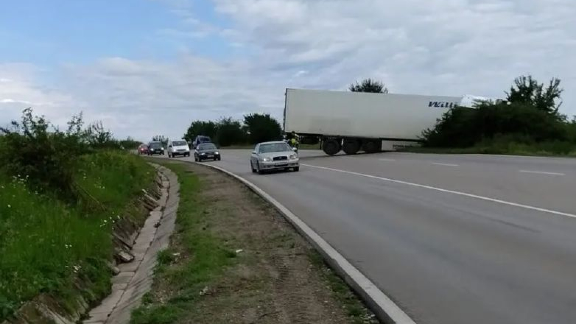 ТИР се усука на хлъзгавия завой Е-79 СНИМКИ