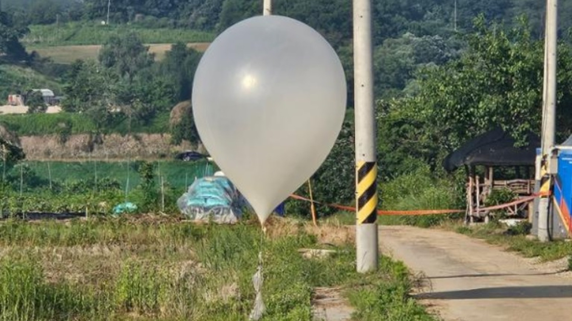 Северна Корея праща към Южна Корея балони, пълни със... СНИМКИ