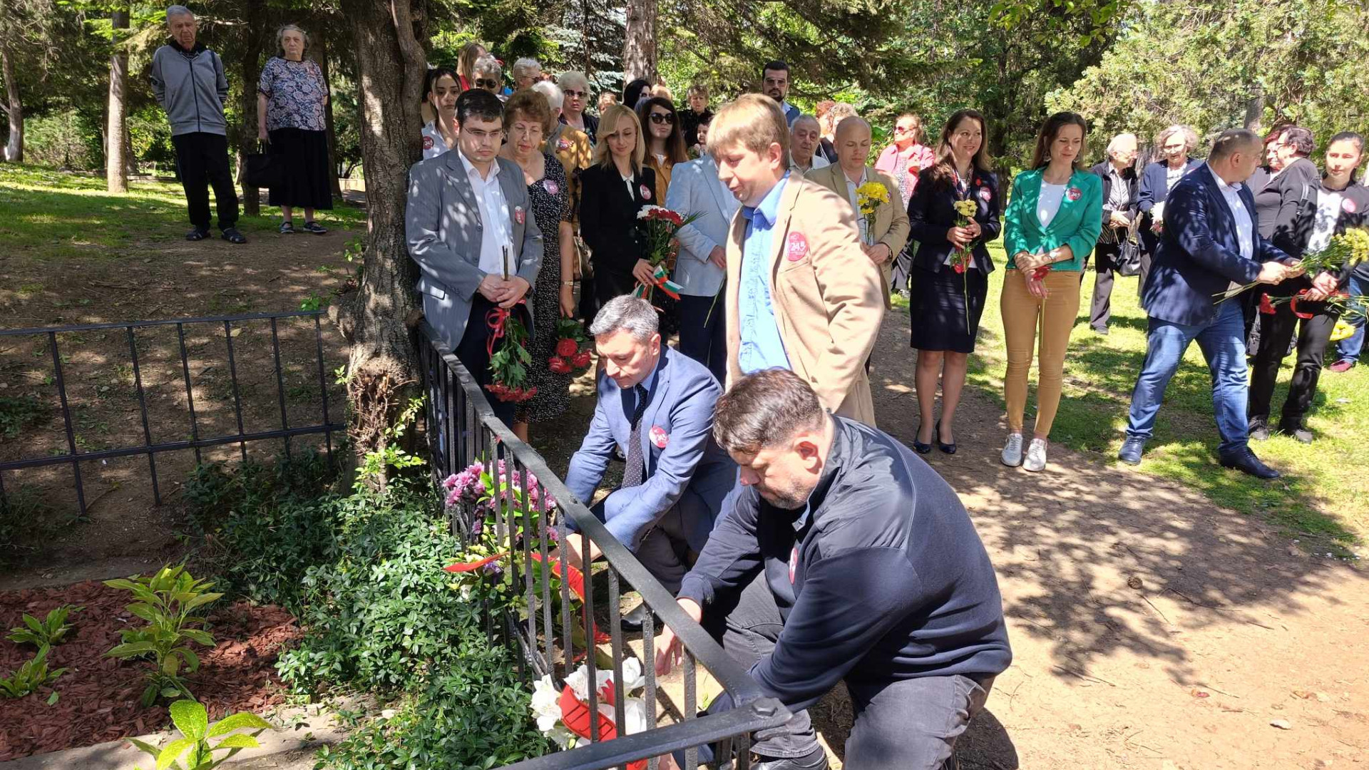 БСП почете паметта на Никола Габровски и съпругата му Мария пред облагородения паметник във Велико Търново