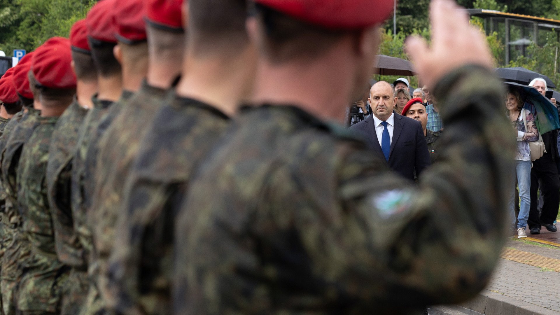 Готови за сражение? Радев поиска военна подготовка за младите