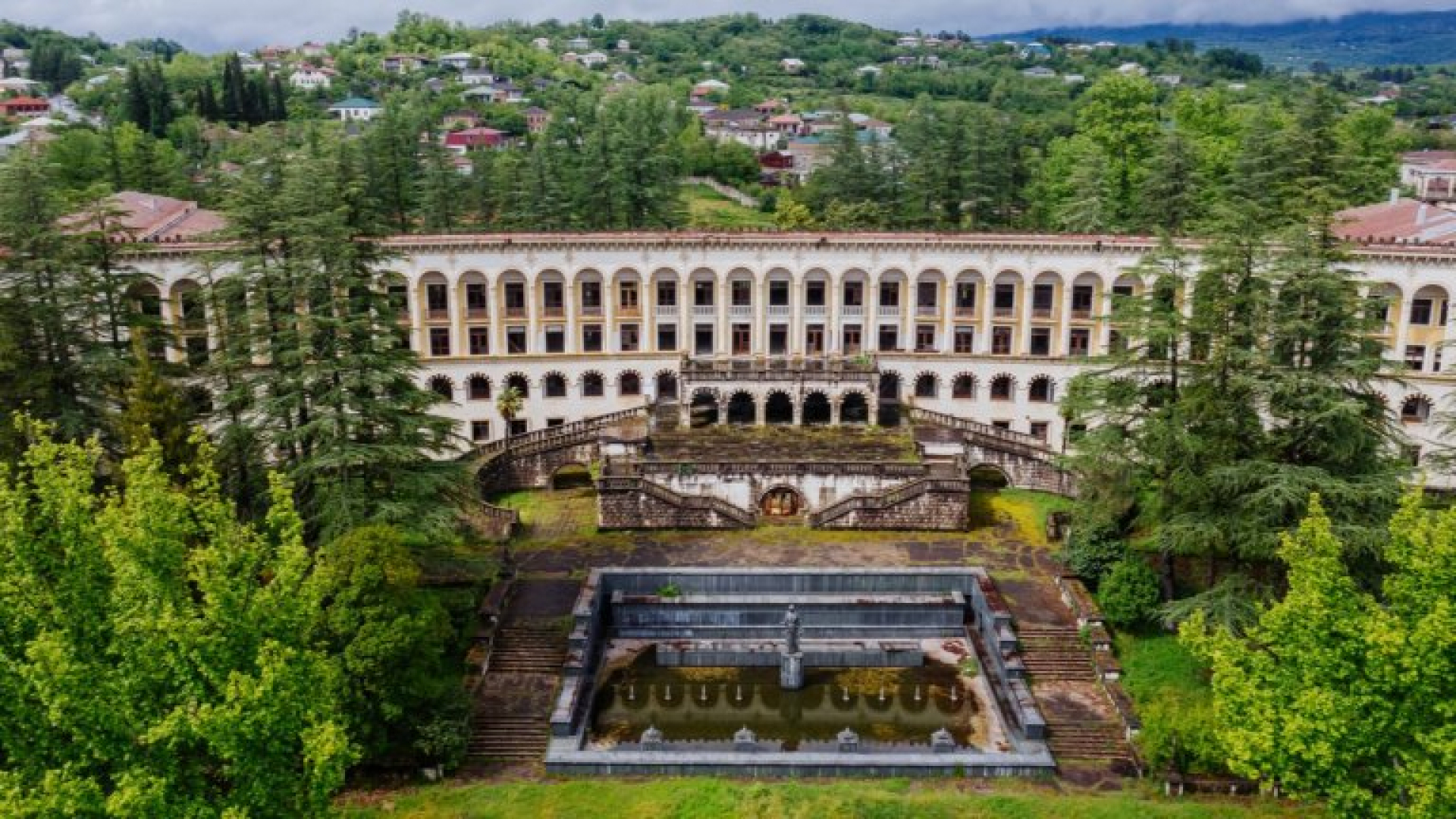 Курортът, в който няма хора, а отекват само минерални извори