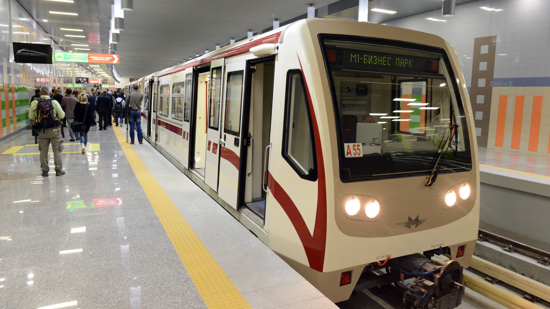 Това дете напълни душата на всички в столичното метро ВИДЕО