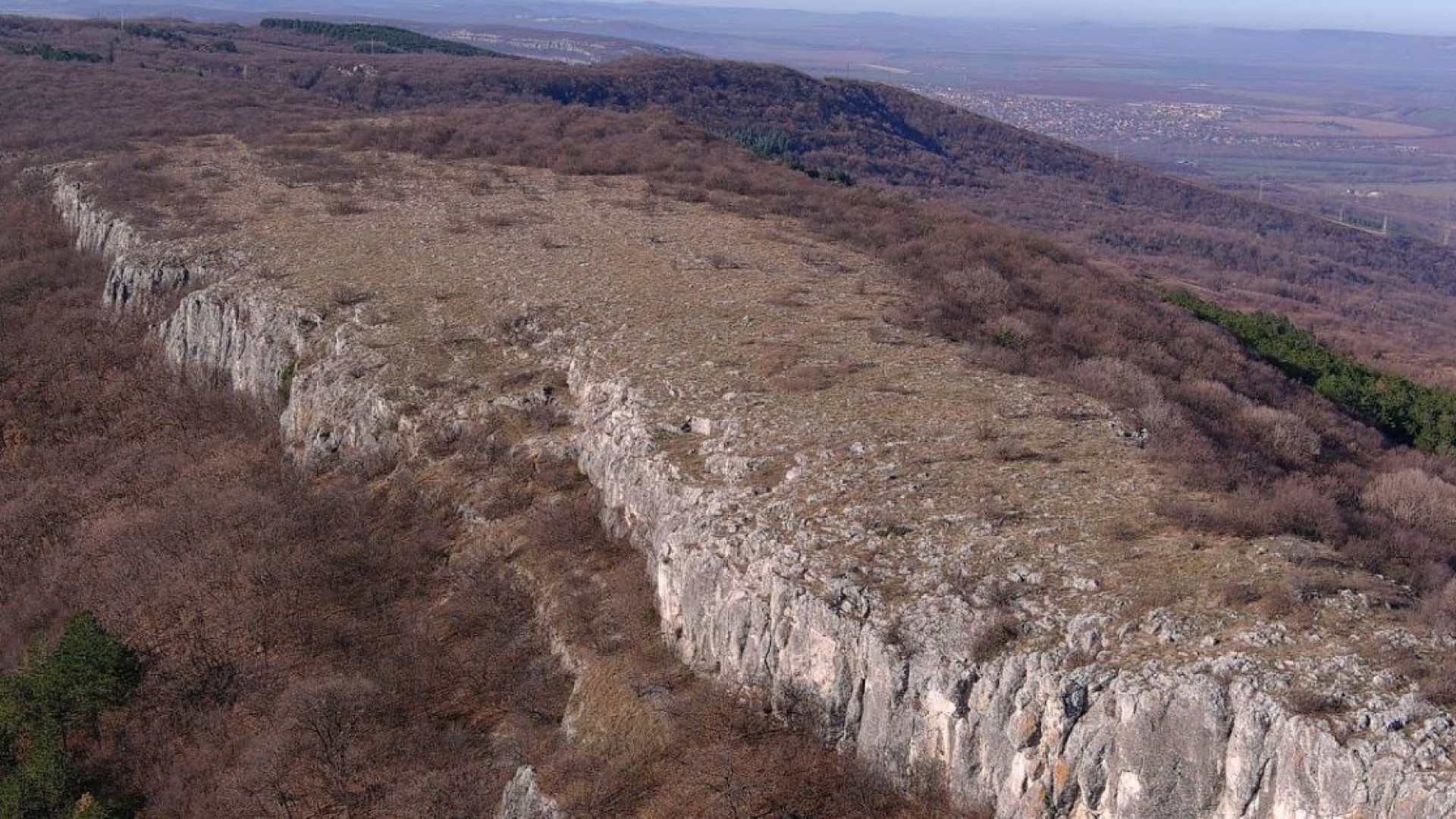 Зловещо: Откриха труп на гол мъж в м. Камъка край Горна Оряховица