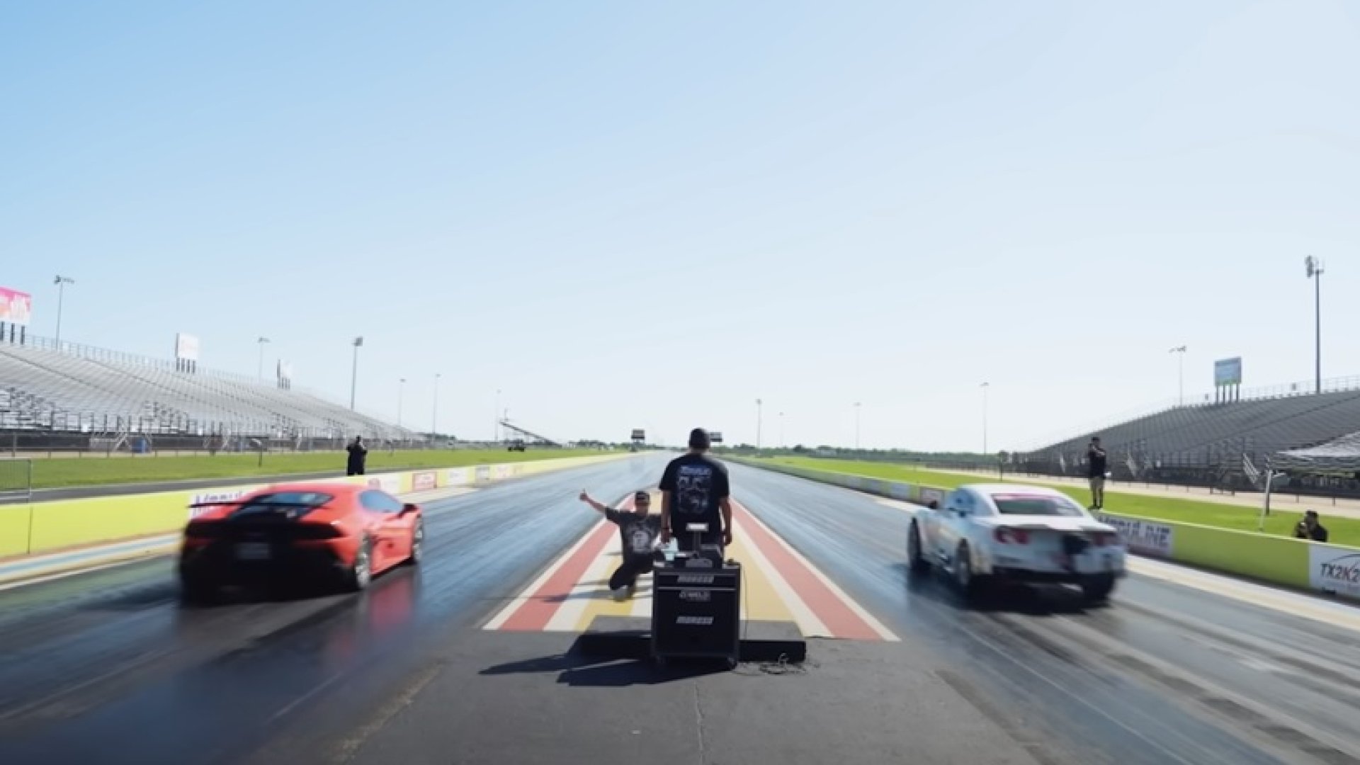 Вижте яростна драг битка между Nissan GT-R и Lamborghini Huracan ВИДЕО