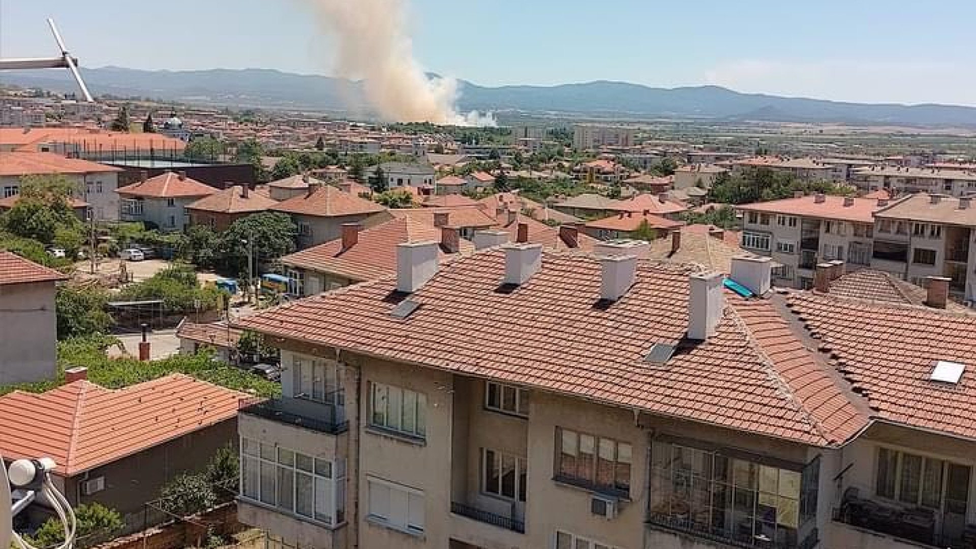 Извънредно: Голям пожар в карловско, огънят пълзи опасно към...