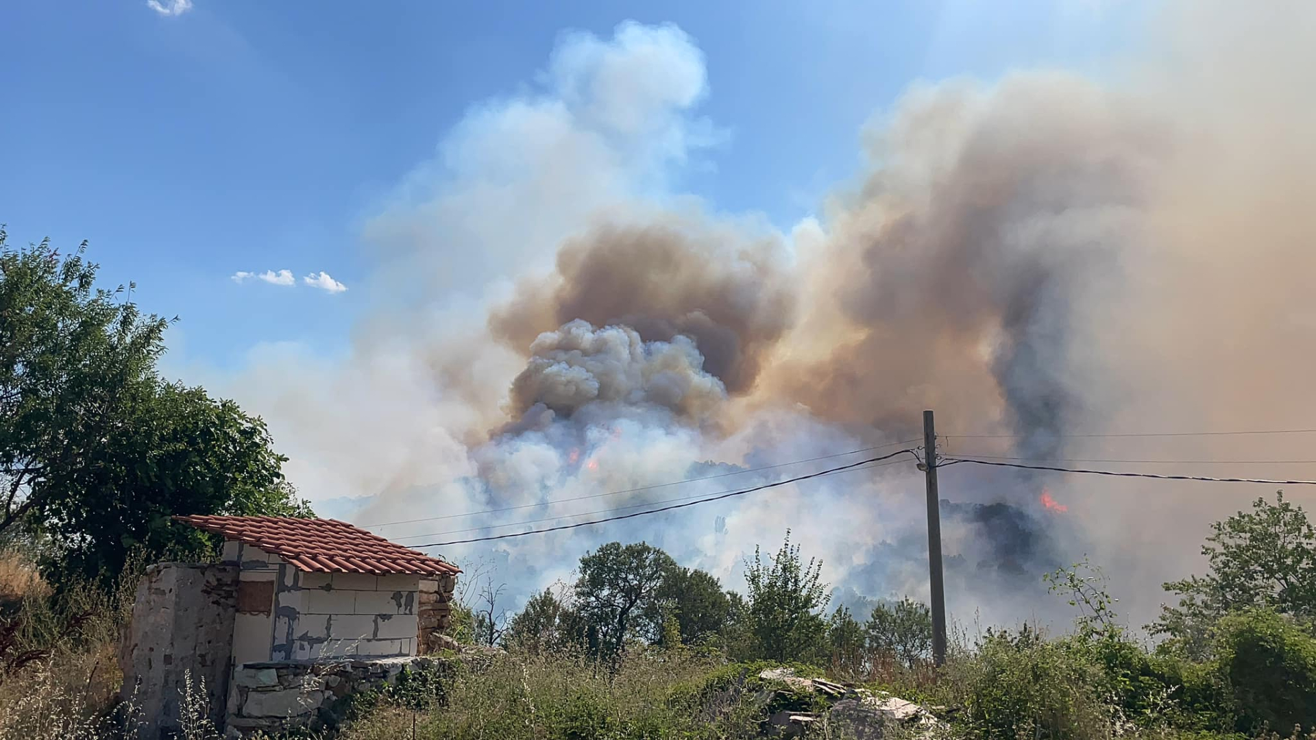 АМ "Хемус" остава блокирана в огнен капан, ситуацията е тежка и в...