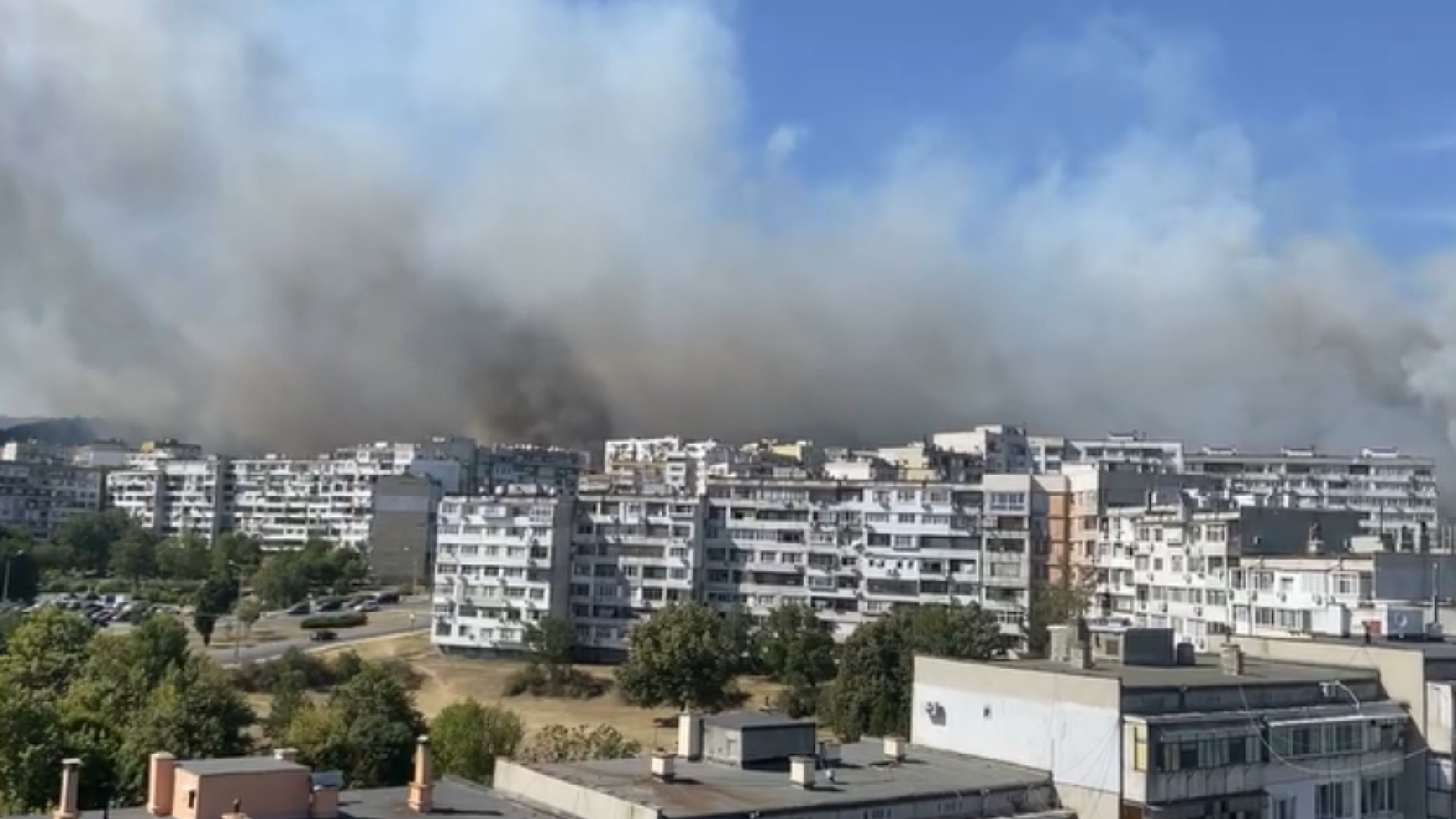 Варненка побесня: Пожар гори до домовете ни, а мъжете пият бира!